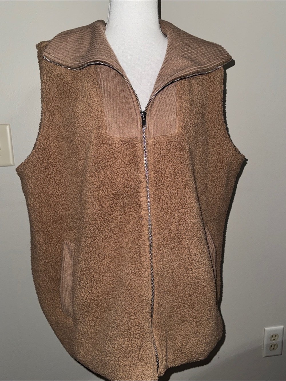 NWOT Women's Teddy Zip-Front Vest in Brown- XL